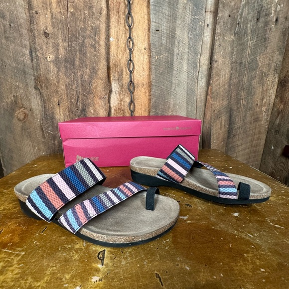 Munro Aries Multi Stripe Sandal- Size 7 1/2 - Picture 5 of 7